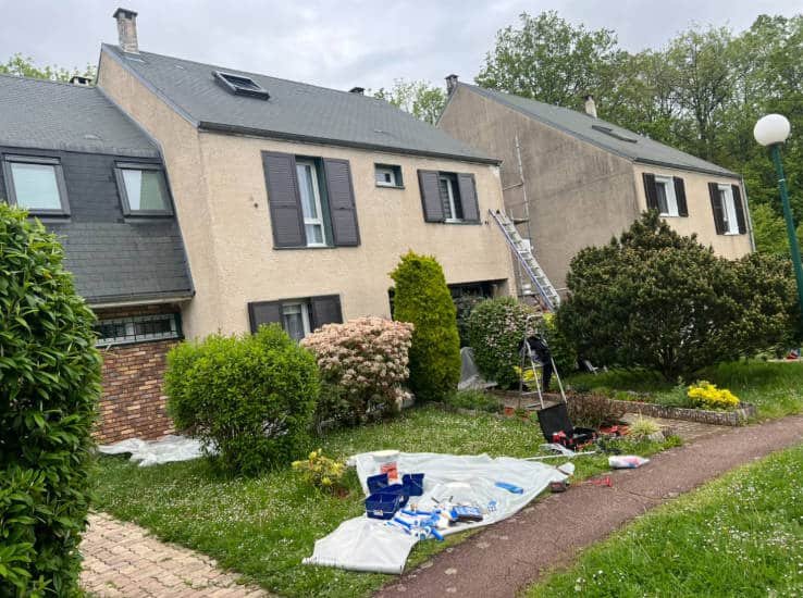 Réfection, rénovation d'une toiture ancienne dans les Yvelines avec Technicouv, gros plan sur des tuiles anciennes et des chenaux