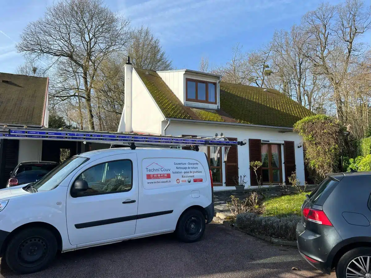 Véhicule de Technicouv Stationné devant une maison avant le nettoyage de toiture